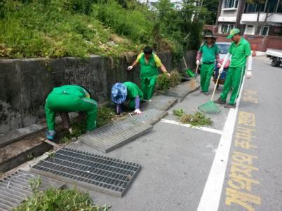 광교산로 환경정비에 팔 걷어